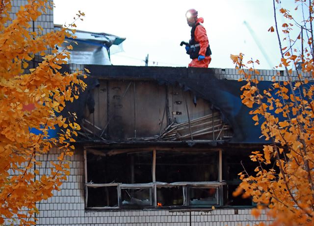 9일 오전 화재가 발생한 서울 종로구 관수동의 한 고시원에서 소방 관계자들이 사고 수습을 하고 있다. 연합뉴스