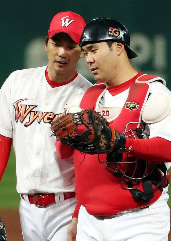 KS 4차전에서 투수 김광현과 이야기를 나누는 이재원. 연합뉴스