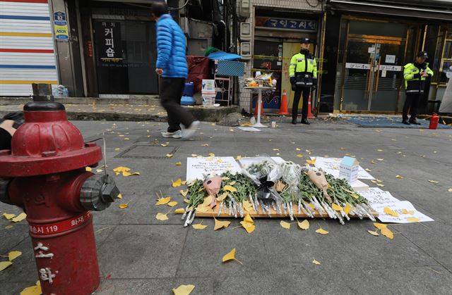11일 오전 화재로 7명이 사망한 종로구 국일고시원 앞에 시민들의 추모 꽃이 놓여 있다. 연합뉴스