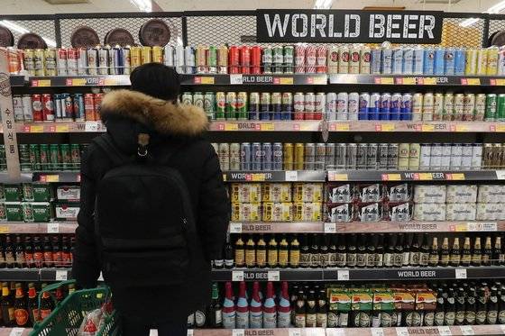 수입 맥주가 국산 맥주보다 저렴한 가격으로 팔리고 있다. [연합뉴스]