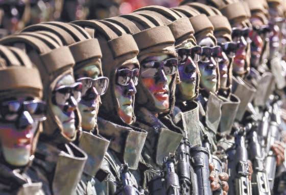 지난 9월 9일 열병식에서 북한군 특수부대이 시가행진을 하고 있다. 북한군도 안면위장을 하는데, 모든 훈련에서 안면위장을 하지는 않는다. [AP]