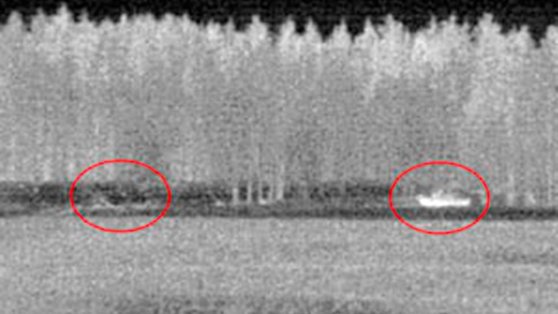 적외선 탐지 장비 화면에 나타난 모습. 왼쪽 원이 바라쿠다를 씌운 전차, 오른쪽 원이 안 씌운 전차. [사브]