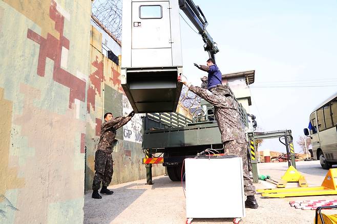 헌병들 총들고 GP에서 철수해..남북 DMZ 22곳 GP 병력 및 화기 철수 완료해..