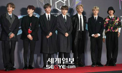 그룹 방탄소년단이 6일 오후 인천광역시 남동구 수산동 남동체육관에서 열린 `2018 MGA(MBC 플러스X지니뮤직 어워드)`의 레드카펫 행사에 참석해 포즈를 취하고 있다. 한윤종 기자