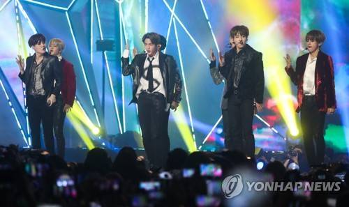 세계를 사로잡은 방탄소년단의 무대 (인천=연합뉴스) 류효림 기자 = 그룹 방탄소년단(BTS)이 6일 오후 인천 남동구 수산동 인천남동체육관에서 열린 2018 MBC플러스 x 지니 뮤직 어워드(2018 MGA)에서 공연을 선보이고 있다. 2018.11.6