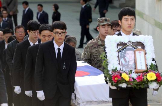 11일 부산 해운대구에 있는 부산 국군병원에서 열린 윤창호씨 영결식에서 고인의 군 동료와 친구들이 운구하고 있다. 22살 청년인 윤씨는 군 복무 중인 지난 9월 만취 운전자가 몰던 차량에 치여 뇌사 상태에 빠졌고 음주 운전 처벌을 강화하는 내용의 ‘윤창호법’ 제정 추진을 촉발시켰다. (사진=연합뉴스)