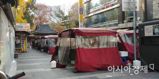 종로구 탑골공원 인근에는 해산물, 어묵 등을 파는 노점상들이 있지만 한산한 모습이다.