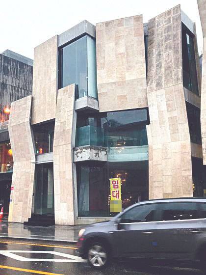 총리공관 가는 길의 건물이 통째로 비어 있다. [장정훈 기자]