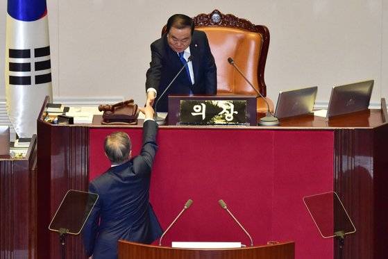 문재인 대통령이 지난 1일 국회 본회의장에서 2019년도 예산안에 대한 시정연설을 마친 뒤 문희상 국회의장과 악수를 나누고 있다. 승효상 건축가는 의장석이 너무 높아 권위적으로 보인다고 지적했다. [뉴스1]