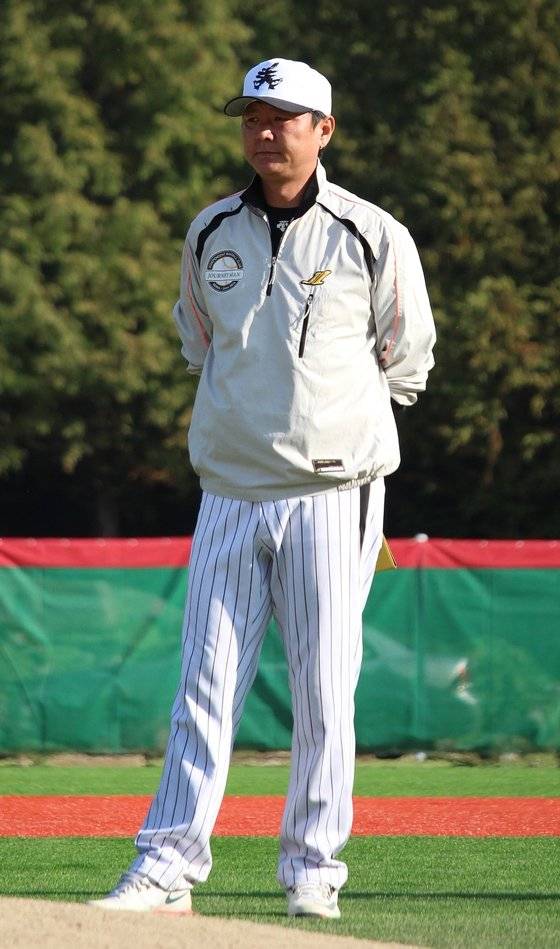 제3대 저니맨 감독으로 선임된 전 LG 투수 김민기. [사진 저니맨 야구단]