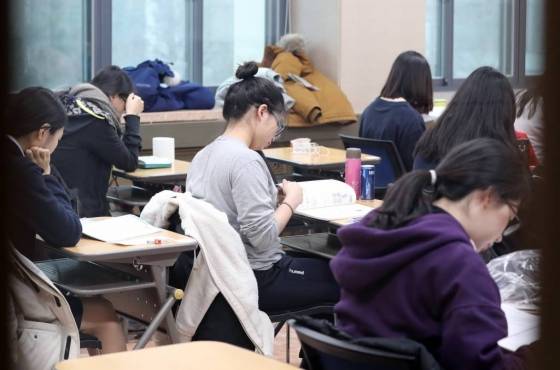 2018학년도 대학수학능력시험이 실시된 서울 중구 이화여자외국어고등학교에서 수험생들이 막바지 공부를 하고 있는 모습이다./사진=머니투데이DB