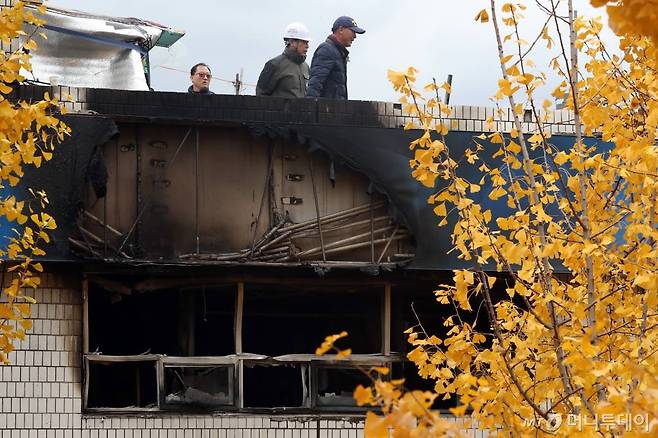 지난 9일 오전 서울 종로구 관수동 한 고시원에서 화재가 발생해 경찰과 소방 관계자들이 화재감식을 하고 있다. / 이기범 기자 leekb@