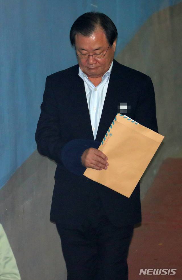【서울=뉴시스】배훈식 기자 = 특수활동비 청와대 상납 혐의로 재판에 넘겨진 이병기 전 국정원장이 지난달 23일 오후 서울 서초구 서울고등법원에서 열린 항소심 9차 공판에 출석하고 있다. 2018.10.23. dahora83@newsis.com