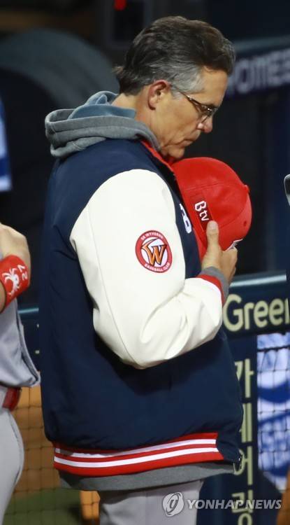 힐만의 가을 야구, 그 결말은? (서울=연합뉴스) 홍해인 기자 = 12일 오후 서울 잠실야구장에서 열린 2018 프로야구 한국시리즈 두산 베어스와 SK 와이번스의 6차전 경기. 경기 시작에 앞서 애국가 제창 때 SK 와이번스 트레이 힐만 감독이 모자를 벗고 고개를 숙인 채 의례에 참여하고 있다. 2018.11.12     hihong@yna.co.kr  (끝)