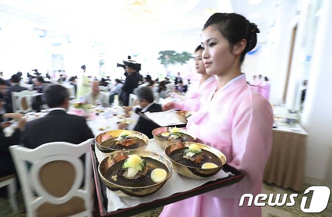 19일 오후 평양 옥류관에서 열린 남북정상 오찬에서 옥류관의 봉사원이 평양 냉면을 들고 나르고 있다. 2018.09.19/ © News1 평양사진공동취재단