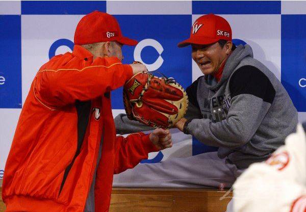 사진=웃고 있는 김성갑 코치/스포츠동아