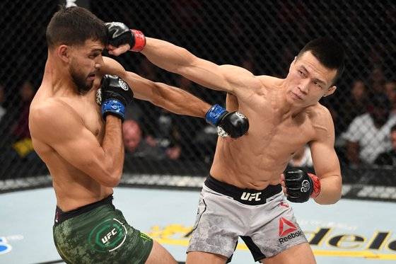 UFC 파이트 나이트 139 메인이벤트에서 야이르 로드리게스(왼쪽)와 맞붙은 정찬성. [사진 UFC 아시아]