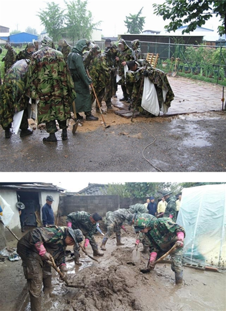 경량 판초를 입고 우천 작업을 하는 병사들. /출처= @아미서포터즈