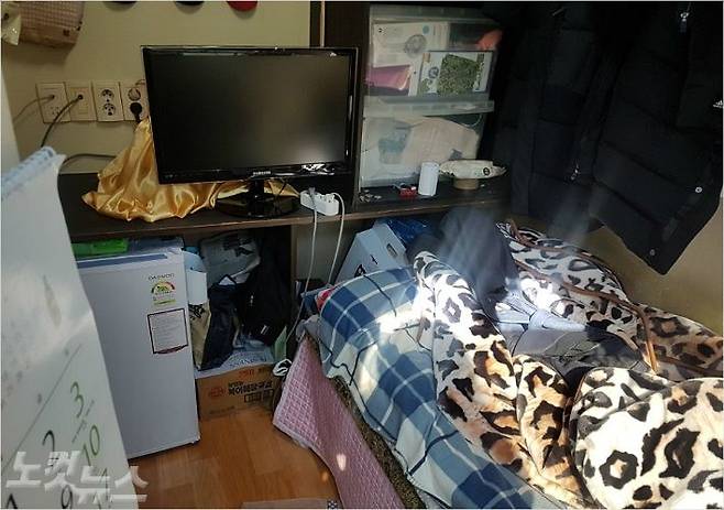 박씨가 살고 있는 고시원 방. 1평 남짓한 공간에 옷가지들이 널려 있다. (사진=김명지 기자)