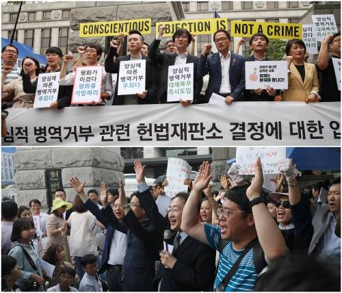지난 6월28일 헌재 앞에서 대체복무 법안을 촉구하는 기자회견(위 사진)과 병역거부자 처벌 합헌을 주장하는 기자회견(아래 사진)의 모습. 연합뉴스