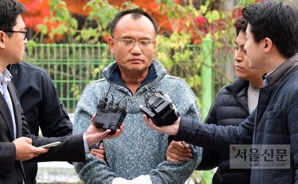 - 지난 7일 경기남부경찰청에서 회사 전 직원을 폭행한 혐의 등으로 물의를 빚은 양진호 한국미래기술 회장이 전격 체포되고 있다.  정연호 기자 tpgod@seoul.co.kr