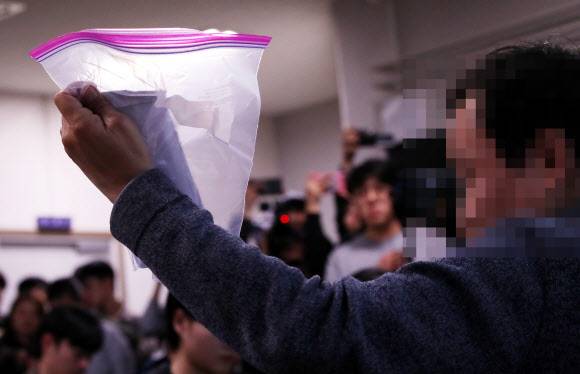 양진호 사건 공익신고자 “입막음에 사용한 현금입니다” - ‘양진호 사건’의 공익신고자 A씨가 13일 오후 서울 중구 한국탐사저널리즘센터 뉴스타파에서 열린 뉴스타파-셜록-프레시안 공동 주최 기자간담회에서 양진호 한국미래기술 회장이 “입막음에 사용한 현금”이라고 주장하며 봉투를 공개하고 있다. 2018.11.13 연합뉴스
