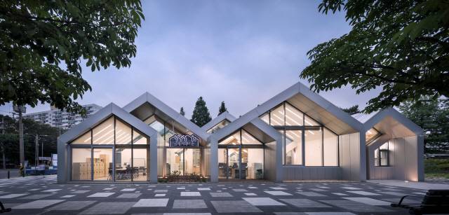 한내근링공원숲 초입에 들어선‘한내지혜의 숲’의 전경. 외관은 숲과 나무가 겹쳐진 모양을 형상화하며 자연과 소통하는 공간을 표현했다. /사진제공=운생동, 윤준환 작가