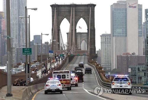 구스만의 호송 때 교통이 통제된 미국 뉴욕 '브루클린 다리' [AFP=연합뉴스]
