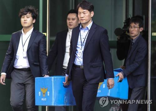 경찰, 한어총 압수수색 완료 (서울=연합뉴스) 윤동진 기자 = 13일 서울 마포구 한국어린이집총연합회(한어총)를 압수수색한 경찰이 압수품을 들고 건물을 나서고 있다.     mon@yna.co.kr  (끝)