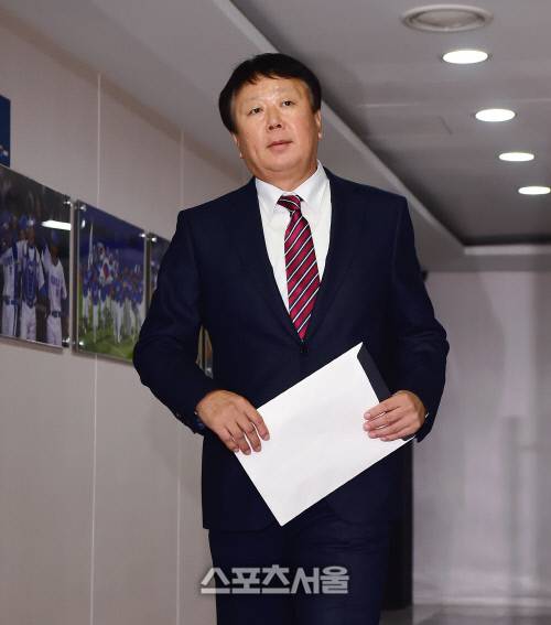 선동열 야구대표팀 감독이 14일 전격적으로 사퇴를 선언했다. 14일 오후 KBO회관에서 긴급기자회견을 연 선동열 감독이 짧은 사퇴문을 발표하기위해 기자회견장을 들어서고 있다.2018.11.14. 도곡동 | 김도훈기자dica@sportsseoul.com