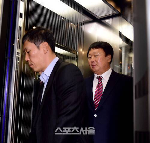 선동열 야구대표팀 감독이 13일 전격적으로 사퇴를 선언했다. 14일 오후 KBO회관에서 긴급기자회견을 연 선동열 감독이 짧은 사퇴문을 발표한후 기자회견장을 나서고 있다.2018.11.14. 도곡동 | 김도훈기자dica@sportsseoul.com