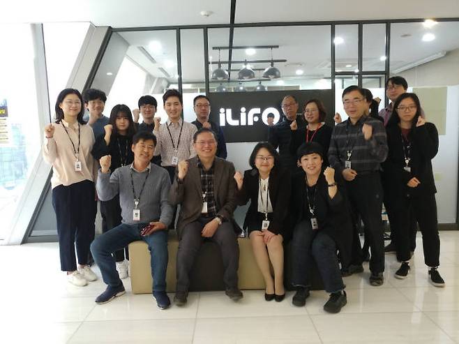 씨에스리는 빅데이터, 데이터컨설팅, 교육 등 분야에 풍부한 경험과 전문기술을 보유한 업체이다. 이춘식 대표(사진 앞줄 왼쪽 2번째)와 직원들이 프리미엄IT 서비스 제공을 다짐하고 있다.