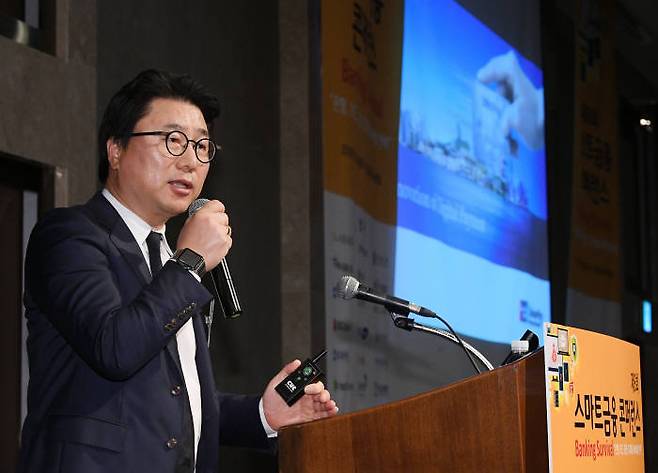 전자신문사가 주최하는 제8회 스마트금융 콘퍼런스가 뱅킹서바이벌, 은행·카드·증권 디지털 서바이벌 전략을 주제로 14일 서울 영등포구 신도림디큐브시티호텔에서 열렸다. 강신혁 유니온페이인터내셔날 코리아 실장이 지불결제 혁신을 주제로 기조 강연을 하고 있다.