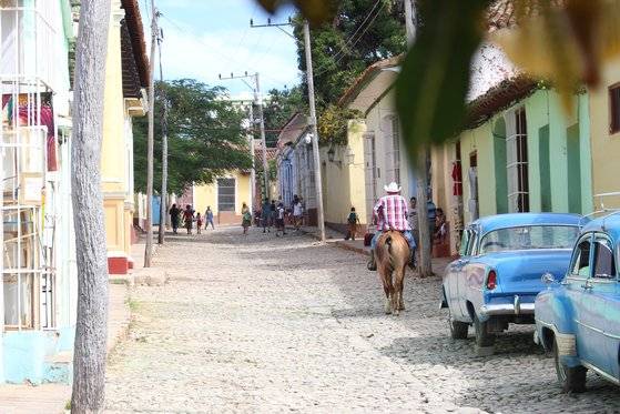 쿠바 뜨리니다드에서는 말을 타고 거리를 활보하는 사람을 어렵지 않게 볼 수 있다. [사진 김춘애]
