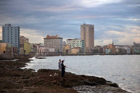 아바나 말레꼰 해변에서 낚시를 즐기는 사람들. [사진 김춘애]