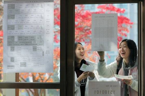 2019학년도 수능 예비소집일인 14일 오전 서울 중구 이화여고에서 수험생들이 시험실을 확인하고 있다. 김경록 기자