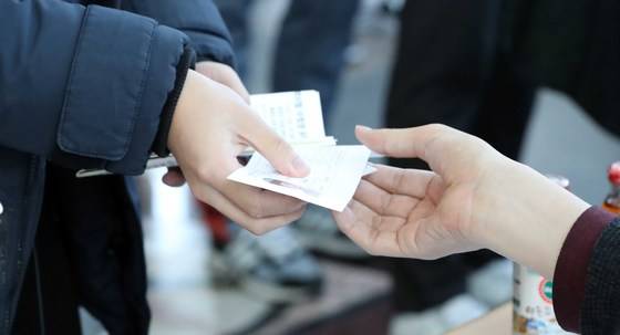 2019학년도 대학수학능력시험 수험생 예비소집이 진행된 14일 오전 광주시교육청 교육정보원에서 수험생들이 수험표를 받고 있다./사진=뉴스1