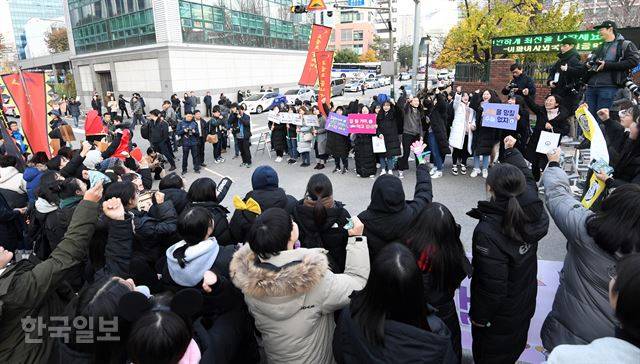 2019학년도 대학수학능력시험일인 15일 오전 서울 이화여자외국어고등학교에서 각 학교의 재학생들이 수험생을 위한 응원전을 펼치고 있다. 서재훈 기자
