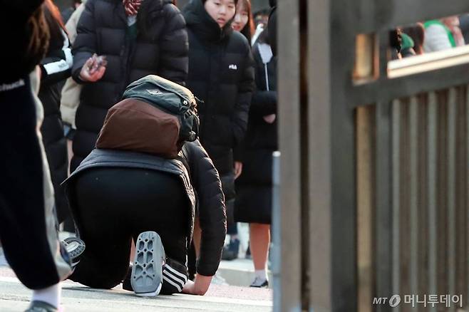 2019학년도 대학수학능력시험이 치뤄지는 15일 오전 서울 구로구 고척고등학교에서 한 수험생이 응원하는 후배들에게 절을 하고 있다. 올해 수능은 지난해 보다 1397명이 증가한 59만4924명이 응시한 가운데 전국 86개 시험지구 1190개 시험장에서 일제히 치러진다./사진=임성균 기자