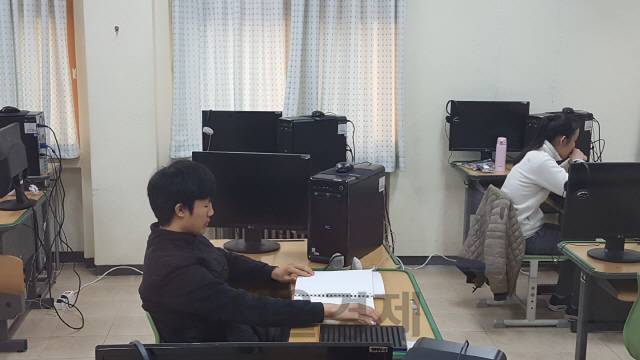2019학년도 대학수학능력평가가 치러지는 15일 서울맹학교 내 고사실에서 한 시각장애인 수험생이 ‘점자 모의고사지’를 보며 막바지 수능 공부에 열을 올리고 있다./서종갑기자