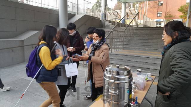 2019학년도 대학수학능력평가가 치러지는 15일 서울맹학교 에 이날 마지막 수험생이 입실하고 있다. 학부모회와 응원단이 “좋은 성적 거두길 바란다”며 응원했다./서종갑기자