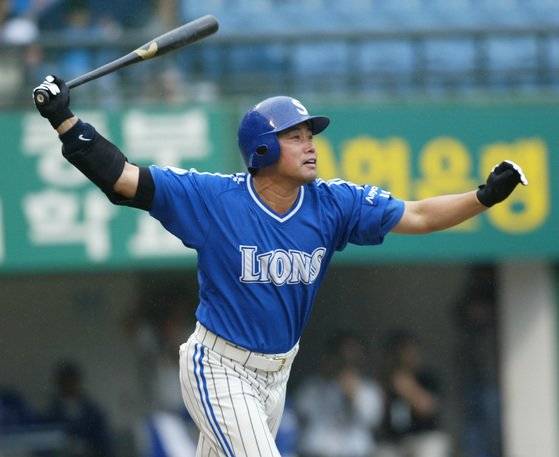 만세타법으로 유명한 양준혁. 그는 '가성비'가 뛰어난 선수였다. [중앙포토]