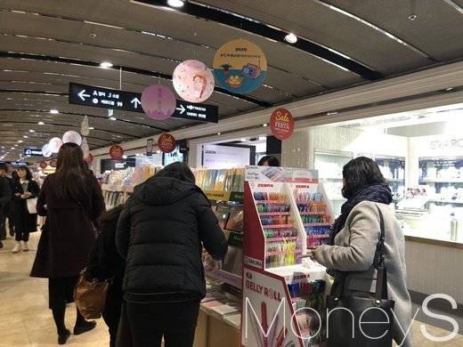 15일 서울 종로구 교보문고 광화문점에서 시민들이 다이어리를 고르고 있다. /사진=김경은 기자