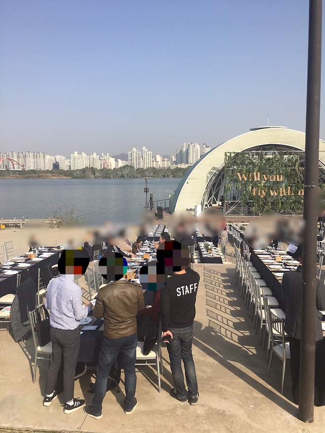 2016년 11월 한강 근교에서 열린 한동헌 마이크임팩트 대표 결혼식에 스태프로 참여한 마이크임팩트 직원들의 모습 ⓒ시사저널