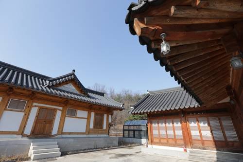 여주 신륵사는 템플스테이를 위한 한옥 숙소를 신축했다.(성연재)