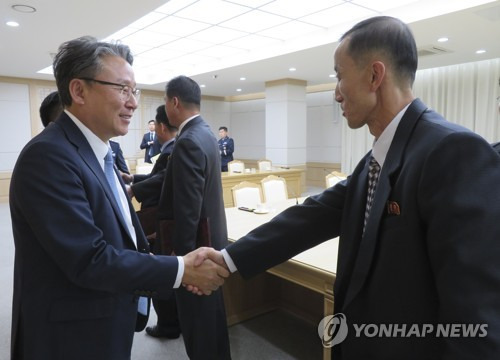남북 항공실무회의 참석한 손명수 실장 (서울=연합뉴스) 16일 개성 남북공동연락사무소에서 열린 남북항공회의항공 실무회의에서 남측 대표 손명수 국토부 항공정책실장이 북측 참석자와 악수하고 있다. [통일부 제공]      photo@yna.co.kr  (끝)