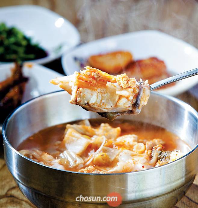 울진 ‘죽변우성식당’의 ‘물곰(곰치)국’. 묵은 김치를 넣어 얼큰한 국물은 해장에도 좋다. / 김종연 영상미디어 기자