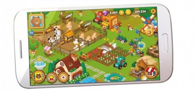 농장게임 ‘브라운팜’(아래 사진). 스마트폰으로 게임을 하듯 실제 농장도 스마트폰에 터치만 하면 물을 줄 수 있다. 라인플러스 제공