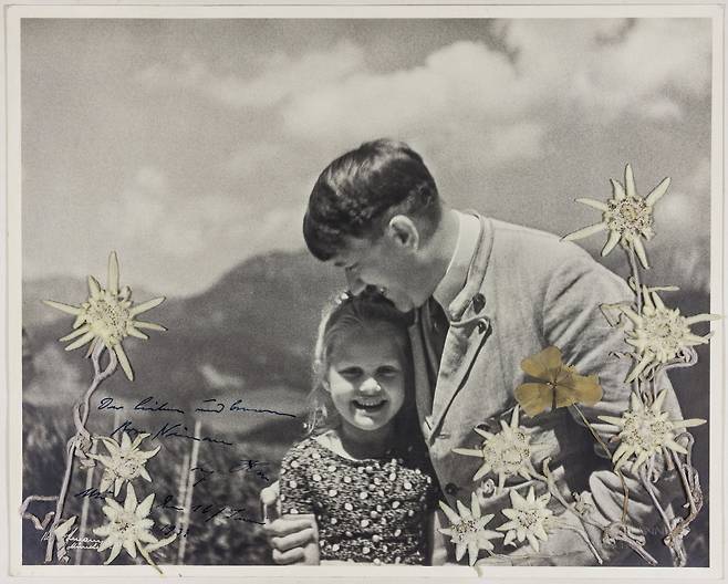 1933년 유대인 소녀 로사 버닐 니나를 다정하게 안고 있는 아돌프 히틀러. [AP=연합뉴스]