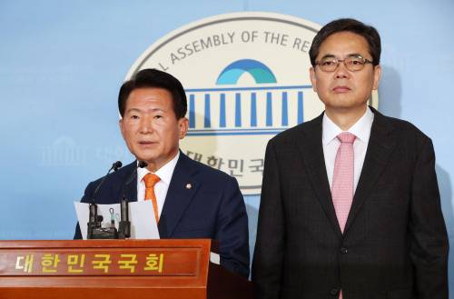 국회 교육위원회 소속 자유한국당 김한표(왼쪽) 간사와 곽상도 의원이 14일 국회 정론관에서 더불어민주당 박용진 의원이 제기한 ‘한국유치원총연합회 로비설’에 대해 법적 조처를 할 것임을 밝히고 있다. 뉴시스